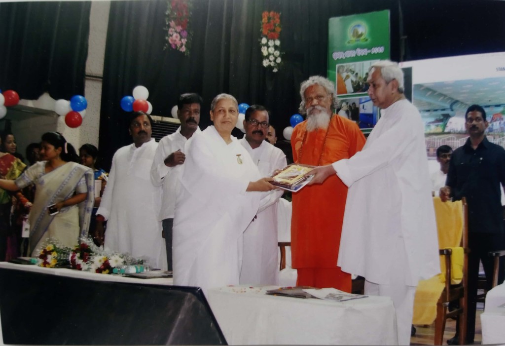 Bhubaneswar - ​'​Nagarbandhu Award​'​ to BK Tapaswini by the Chief Minister of Odisha
